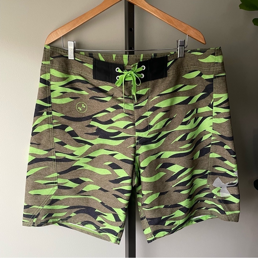 Under Armour Bergwind Gecko Green Camo Board Shorts Swim Swimwear Mens Size 36